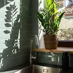 Chic Loft With Garden, Sleeps 4 Lägenhet