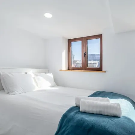 Chic Loft With Garden, Sleeps 4 Apartment *