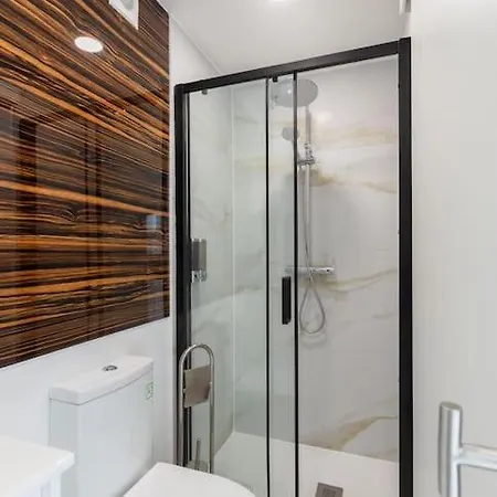 Chic Loft With Garden, Sleeps 4 *