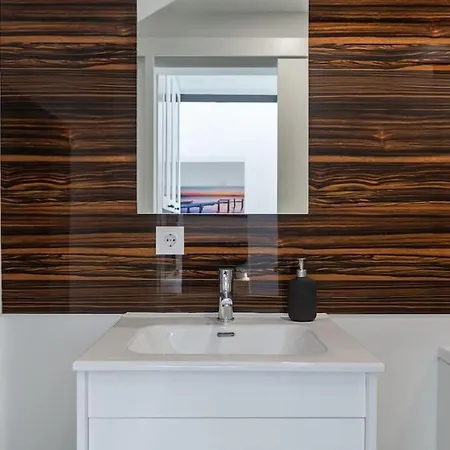 Chic Loft With Garden, Sleeps 4 Apartmán *