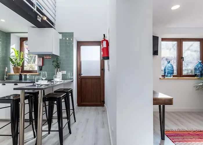 Διαμέρισμα Chic Loft With Garden, Sleeps 4 *