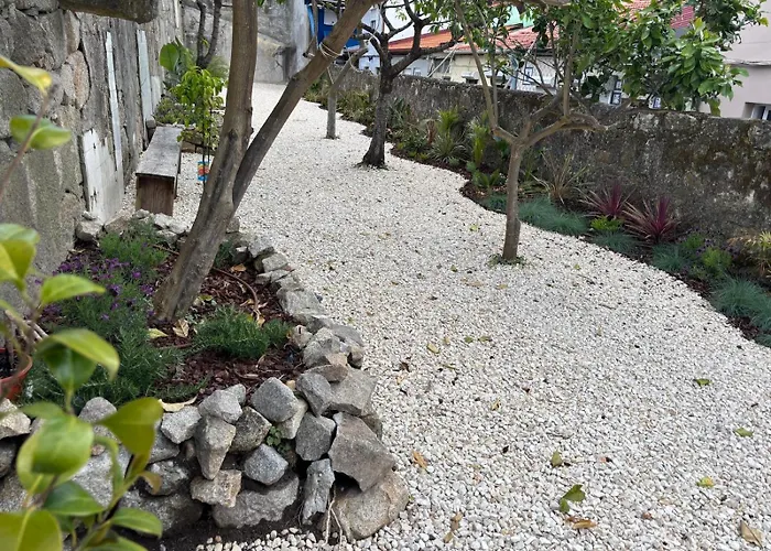 Chic Loft With Garden, Sleeps 4 *