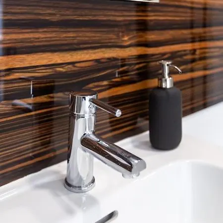 Chic Loft With Garden, Sleeps 4 Appartamento