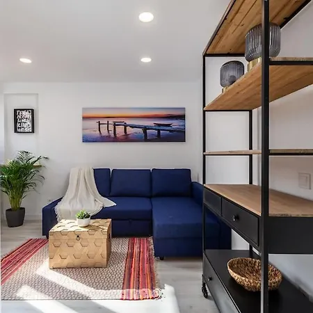 Chic Loft With Garden, Sleeps 4 شقة