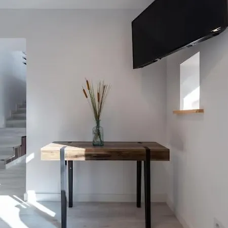 Chic Loft With Garden, Sleeps 4 Appartamento