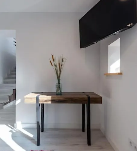 Chic Loft With Garden, Sleeps 4 شقة