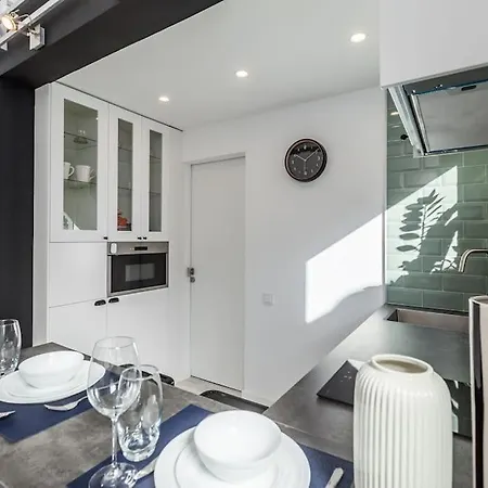 Chic Loft With Garden, Sleeps 4 Apartment *