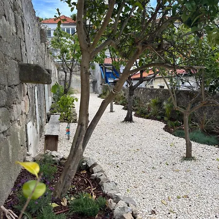 Chic Loft With Garden, Sleeps 4 Apartment Porto