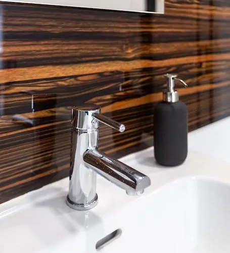 Chic Loft With Garden, Sleeps 4 Lejlighed